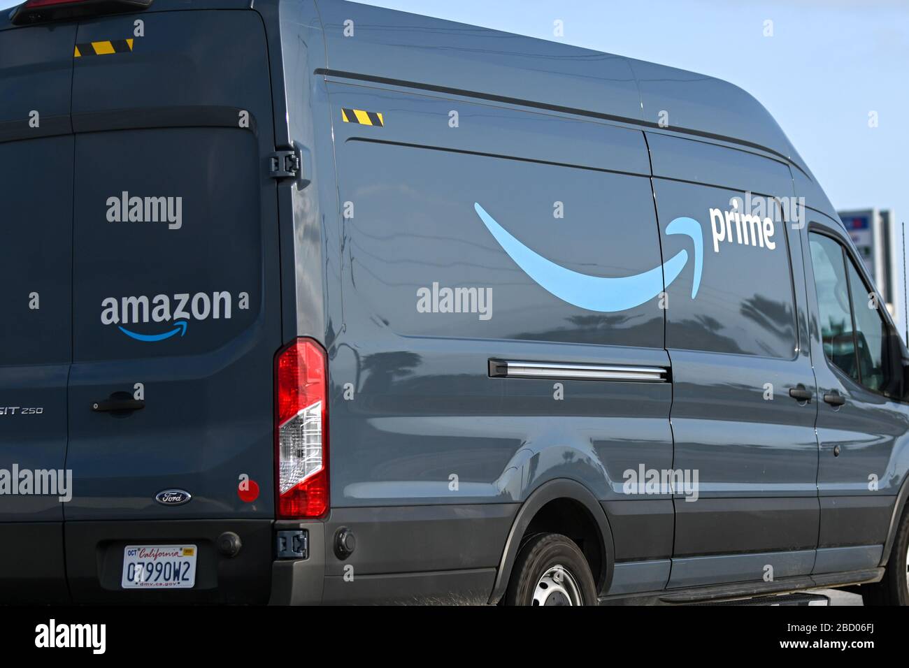Ein Lieferwagen von Amazon Prime, Ford Transit 250, fährt auf der  Interstate 15 in Richtung Süden, Samstag, 4. April 2020, in Ontario,  Kalifornien, USA. (Foto von IOS/Espa-Images Stockfotografie - Alamy