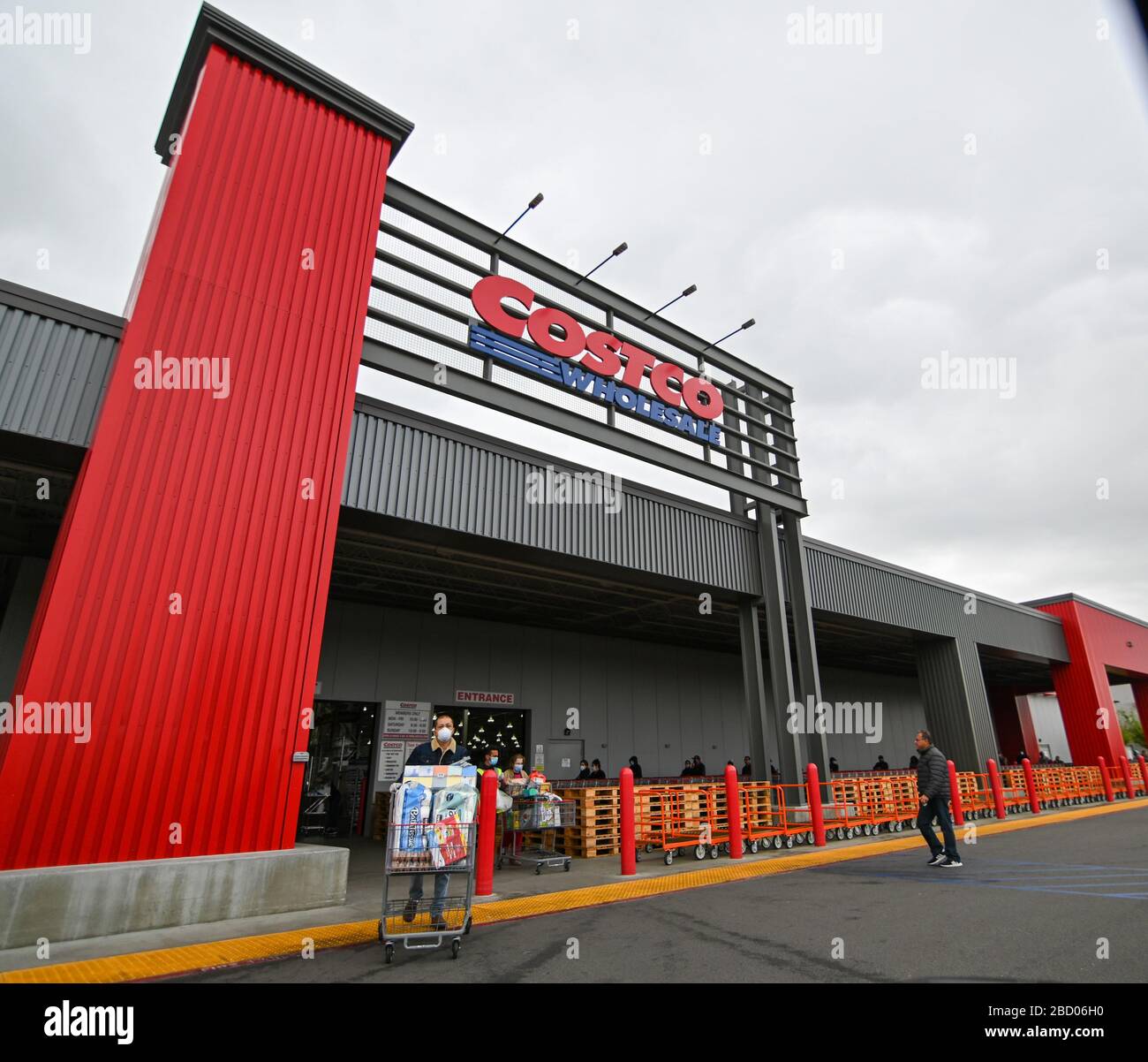 Die Leute warten vor einem Großhandel in Costco, der sich früh öffnete, um den Käufern zu bieten, die im zuge der Coronavirus-Pandemie, Samstag, 4. April 2020, in Eastvale, Kalifornien, USA, aufstehen. (Foto von IOS/Espa-Images) Stockfoto