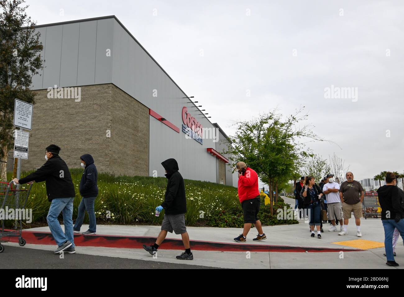 Die Leute warten vor einem Großhandel in Costco, der sich früh öffnete, um den Käufern zu bieten, die im zuge der Coronavirus-Pandemie, Samstag, 4. April 2020, in Eastvale, Kalifornien, USA, aufstehen. (Foto von IOS/Espa-Images) Stockfoto