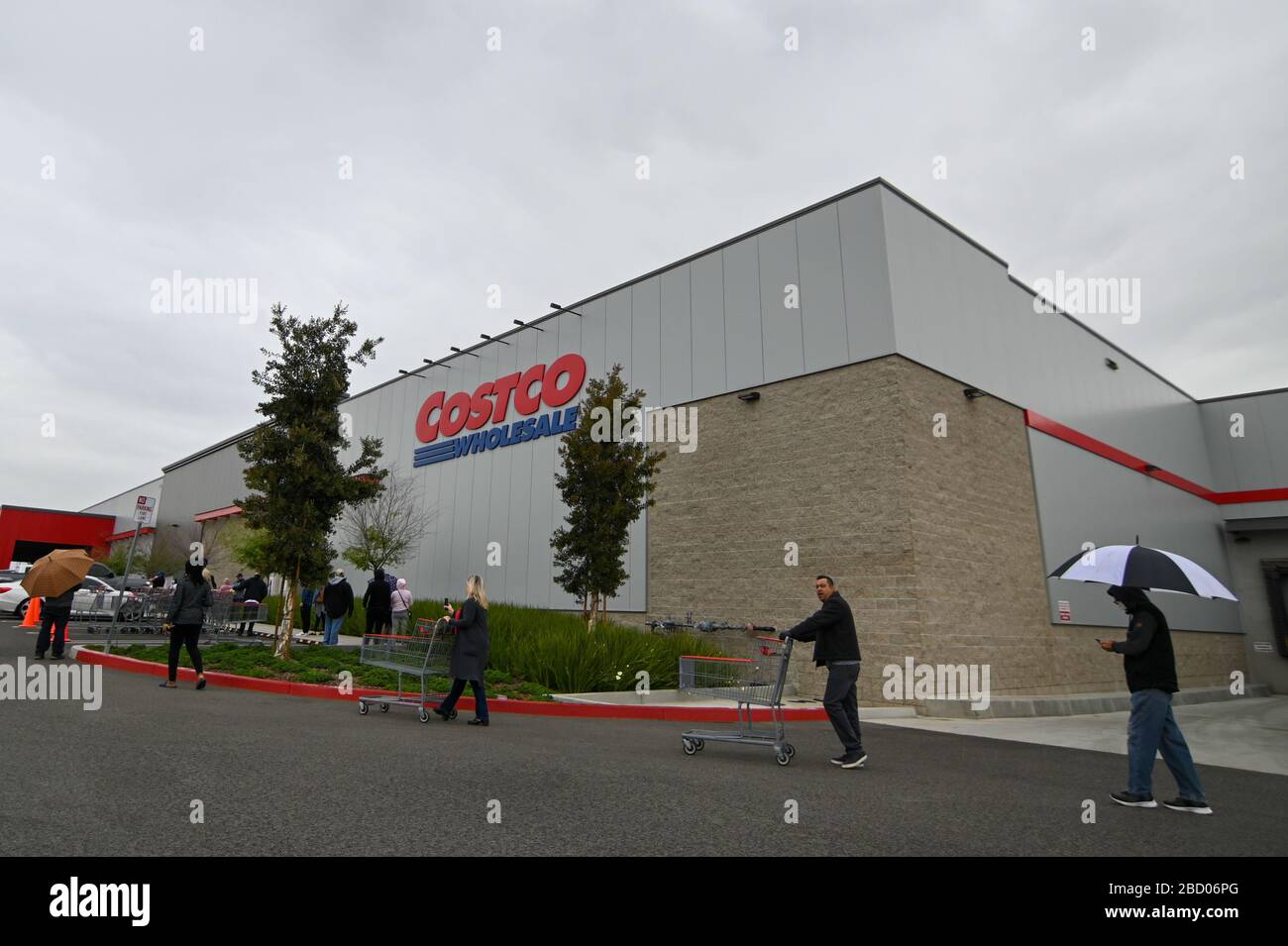 Die Leute warten vor einem Großhandel in Costco, der sich früh öffnete, um den Käufern zu bieten, die im zuge der Coronavirus-Pandemie, Samstag, 4. April 2020, in Eastvale, Kalifornien, USA, aufstehen. (Foto von IOS/Espa-Images) Stockfoto