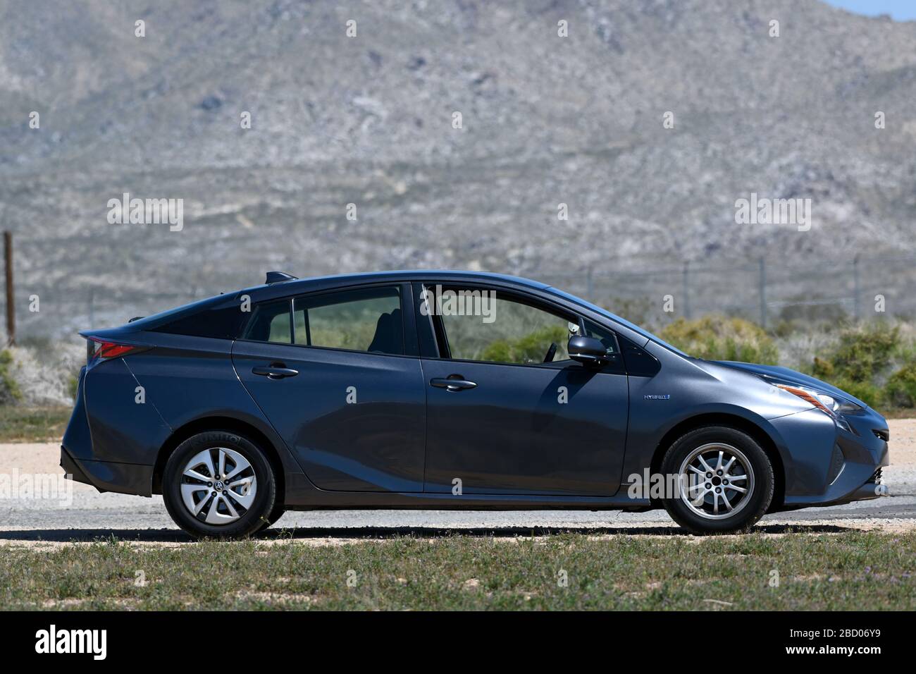 Allgemeine Gesamtansicht eines 2016 geparkten Toyota Prius Three in der Nähe des Southern California Logistics Airport, Samstag, 4. April 2020, in Victorville, Kalifornien, USA. (Foto von IOS/Espa-Images) Stockfoto