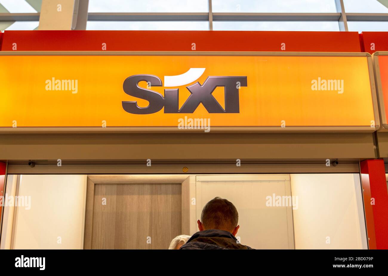 BERLIN - 15. APR: Sixt-Logo oder Sixt mieten am 15. April ein Autosign in Berlin. 2019 in Deutschland. Es handelt sich um einen multinationalen Autovermieter Stockfoto