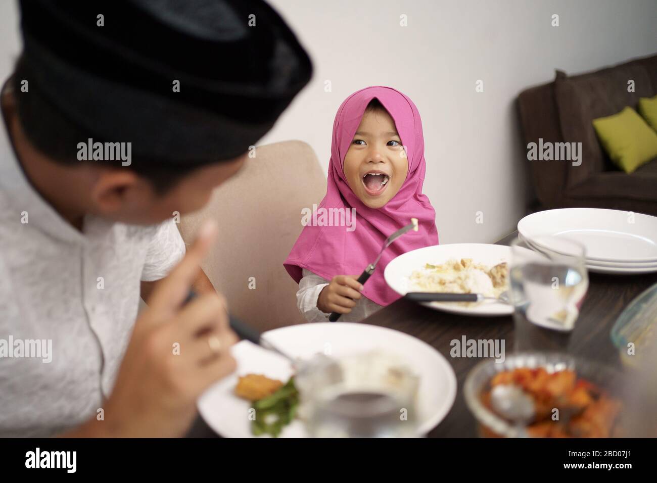 muslimisches Familienabendessen bricht während des ramadan zu Hause zusammen Stockfoto