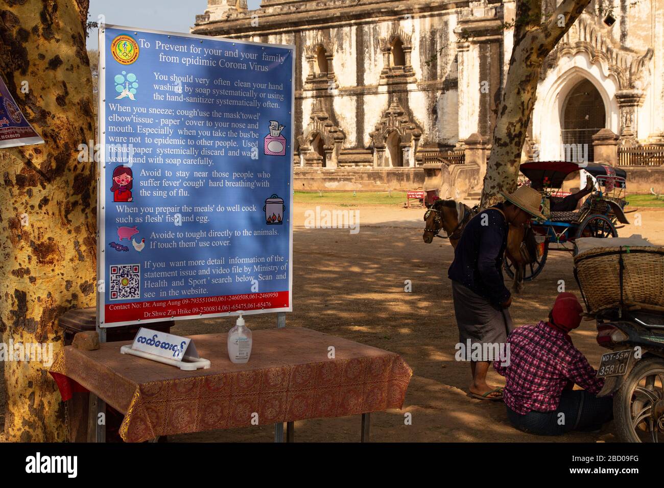 Corona-Krise: Plakat mit Warnungen und Ratschlägen in der Nähe eines Tempelkomplexes in Bagan, Myanmar Stockfoto