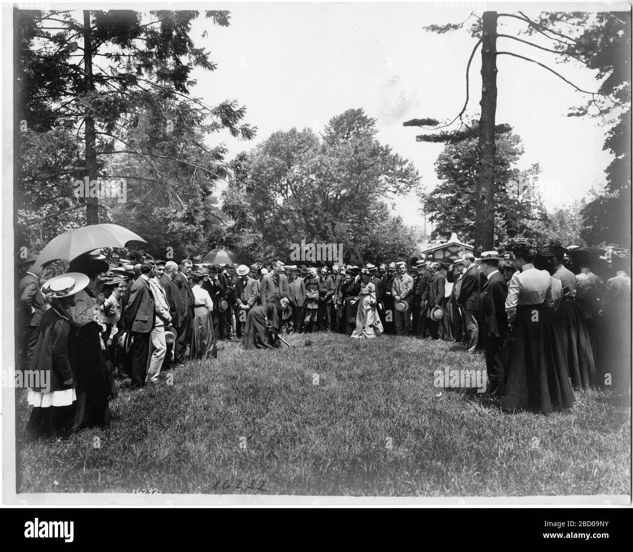 United States National Museum Breaking Ground for Construction. Auch bekannt als 16232Crowd Uhren bahnbrechend.Smithsonian Institution Archives, Record Unit 79, National Museum Building Construction Records, Image No. SIA erfas Stockfoto