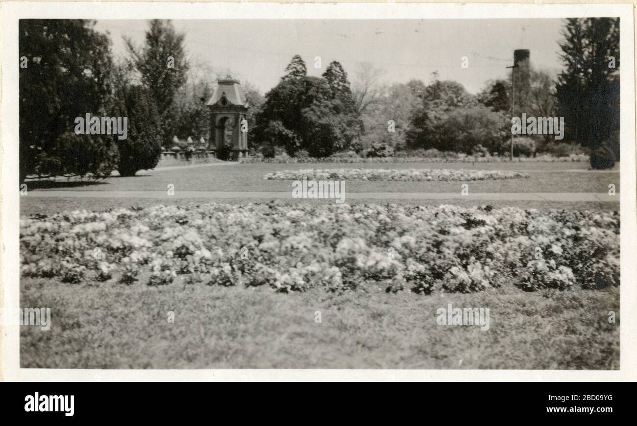 Bäume und Blumen mit dem Smithsonian Castle im Hintergrund. Smithsonian Institution Archives, Record Unit 7355, Martin A. Gruber Photography Collection, Image No. SIA Abo 2084Smithsonian Institution Archives, Capital Gallery, Suite 3000, MRC 507; 600 Maryland Avenue, SW; Washington, DC 20024-2520 Bäume und Blumen mit dem Smithsonian Castle im Hintergrund Stockfoto