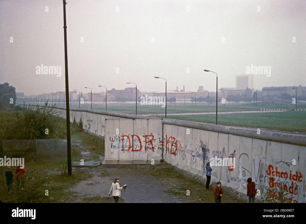 Blick über die Berliner Mauer in der Nähe des Potsdamer Platzes, Oktober 1980, West-Berlin, Westdeutschland Stockfoto