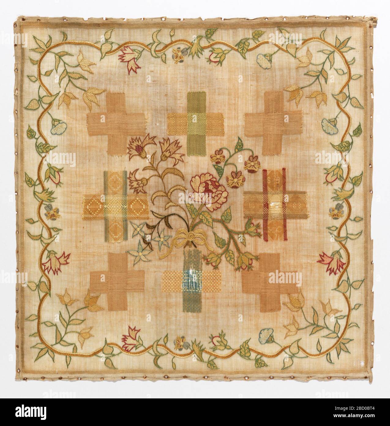 Sampler. Forschung in ProgressBouquet von Blumen, einschließlich Pansy, Rose und Nelke, umgeben von acht dunkleren Kreuzungen von einfarbissenem Webmuster und Tills, innerhalb einer verwinkenden Blumengrenze. Das Kreuz in der Mitte rechts ist mit S. S., M.C., V.A. Sampler gekennzeichnet Stockfoto