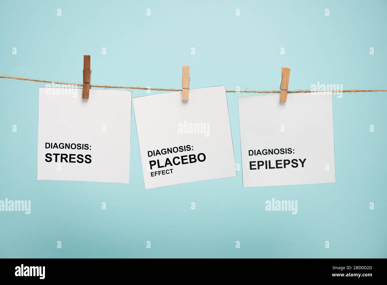 Karten mit Stress, Placebo-Effekt und Epilepsiediagnosen am Seil mit auf Blau isolierten Stiften Stockfoto
