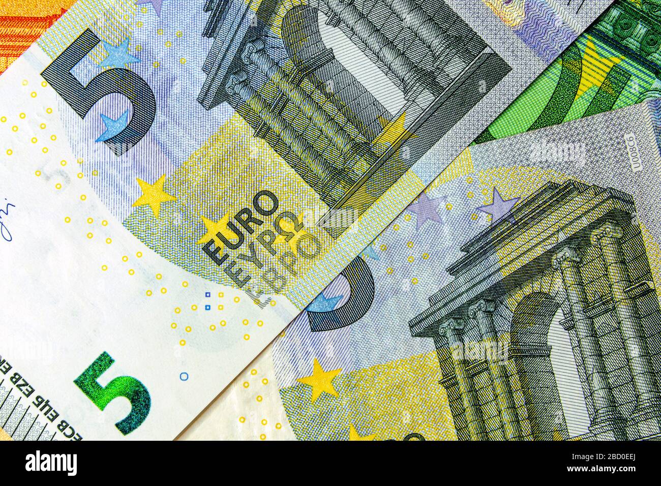 2 Banknoten von 5 Euro stehen auf dem Hintergrund von 100 und 50 Euro. Inflationskonzept Stockfoto