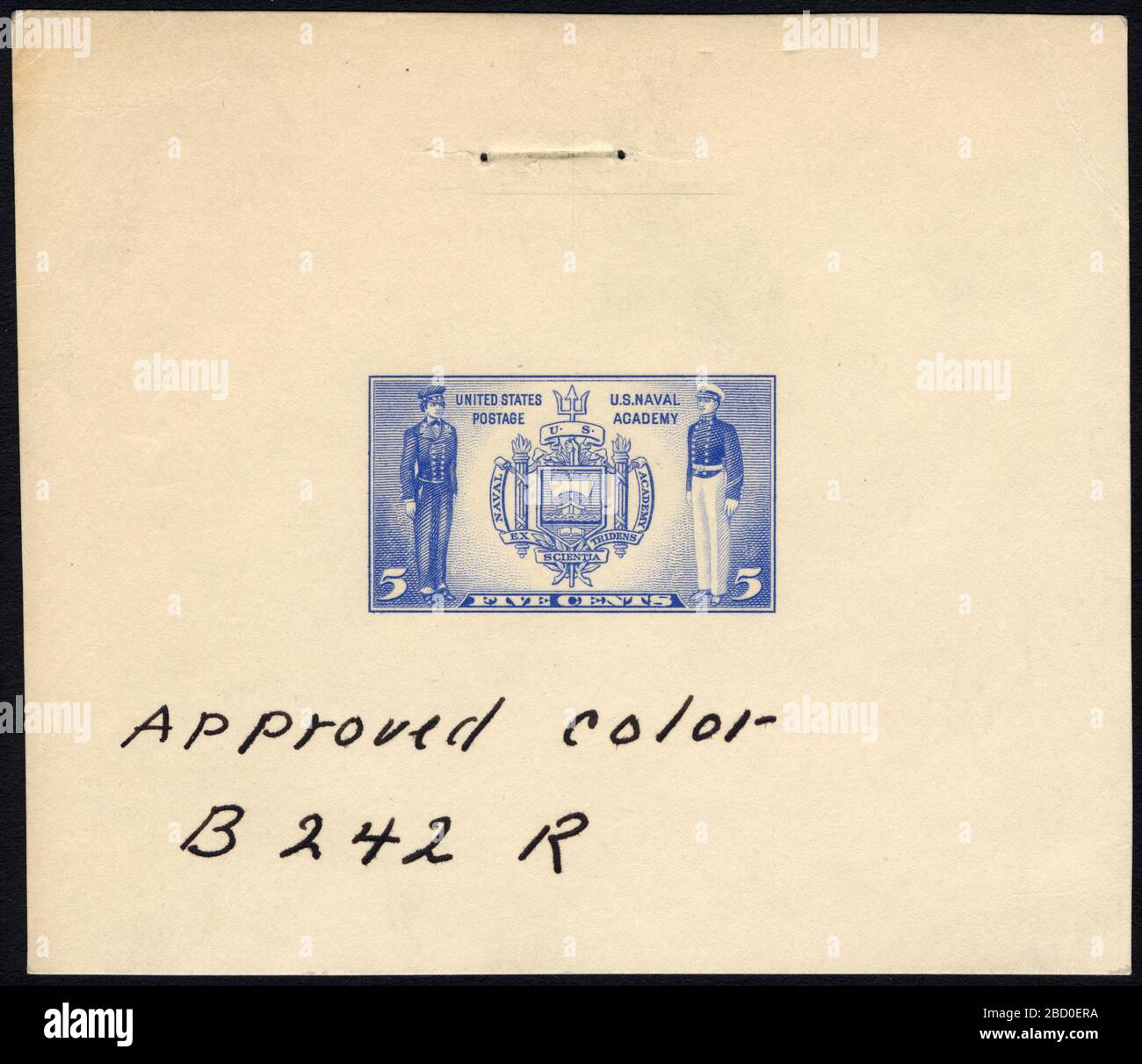 5c Seal der US Naval Academy den Beweis, der auf dem Plattennachweis angebracht ist. Zertifizierte Plattennachweise sind der letzte gedruckte Nachweis der Platte, bevor die Stempel beim Büro für Gravur und Druck gedruckt werden. Diese Platten-Proofs sind jeweils eindeutig, mit den Genehmigungsunterschriften und dem Datum. 5c Seal der US Naval Academy den Beweis, der auf dem Plattennachweis angebracht ist Stockfoto