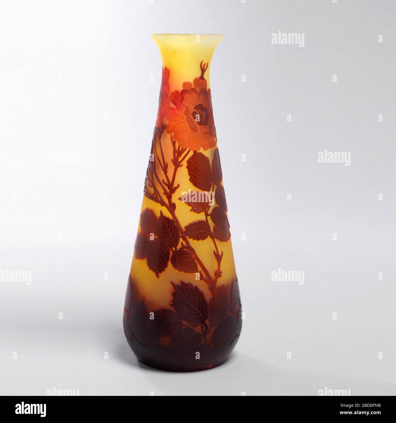 Vase. Forschung in ProgressTall Vase mit breitem Grund und ausgestelltem Mund; rotbraune Blumen auf gelbem Hintergrund. Vase Stockfoto Vase. Forschung in ProgressTall Vase mit breitem Grund und ausgestelltem Mund; rotbraune Blumen auf gelbem Hintergrund. Vase Stockfoto