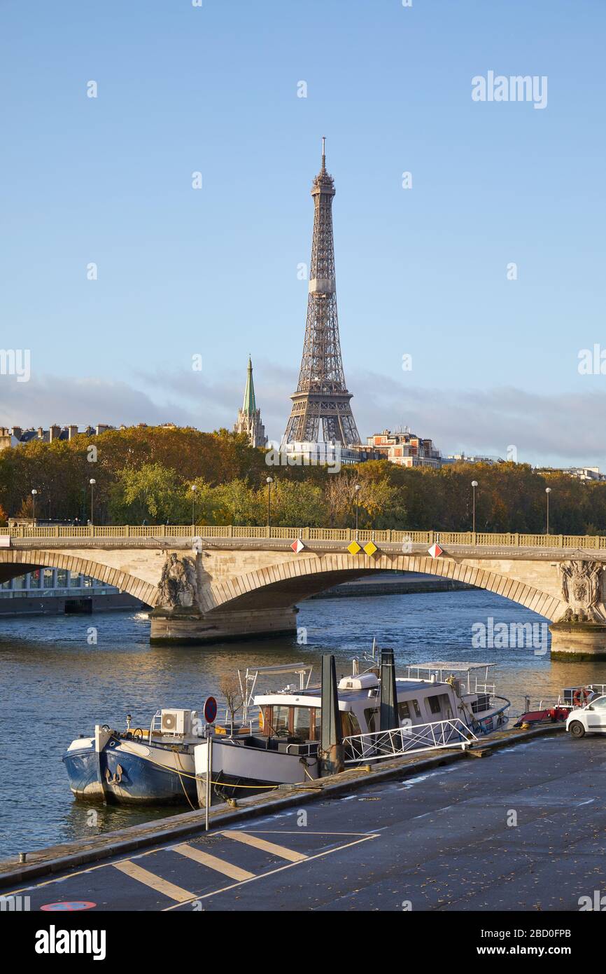 Eiffelturm und seine mit Booten an einem sonnigen Tag in Paris, Frankreich Stockfoto