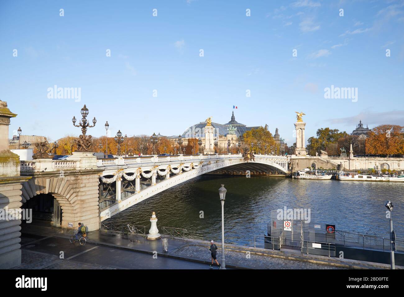 PARIS, FRANKREICH - 7. NOVEMBER 2019: Alexander-III-Brücke in Paris, die Menschen an einem sonnigen Herbstmorgen running und radeln Stockfoto