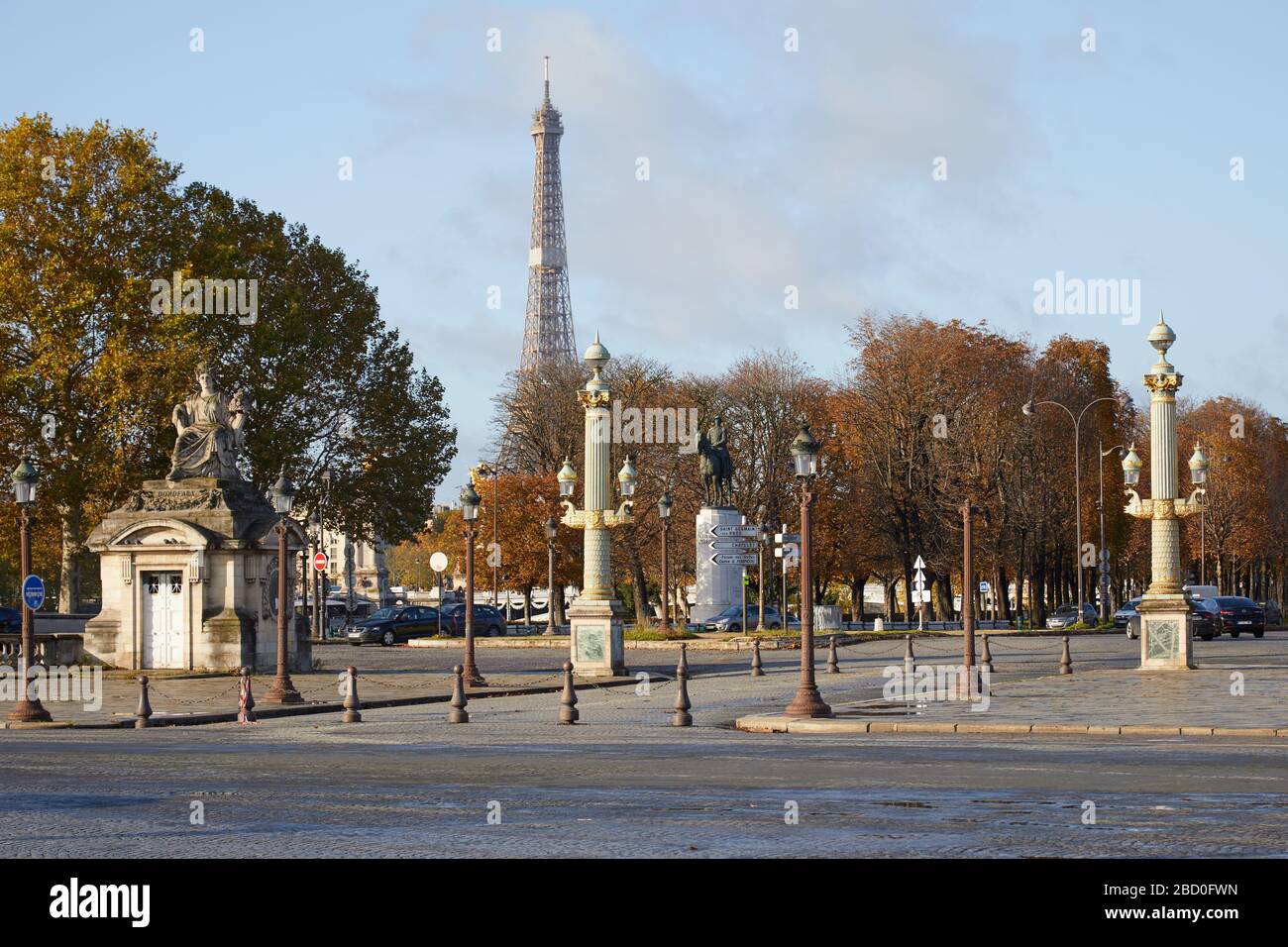 PARIS, FRANKREICH - 7. NOVEMBER 2019: Place de la Concorde mit goldenen und grünen Straßenlampen und Blick auf den Eiffelturm bei einem sonnigen Herbsttag in Paris Stockfoto