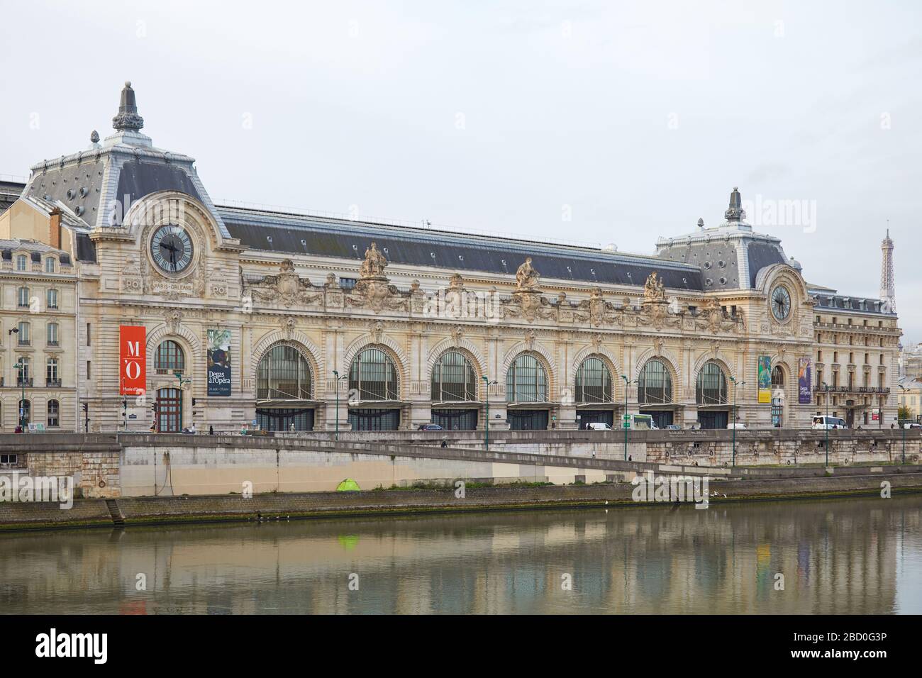 PARIS, FRANKREICH - 8. NOVEMBER 2019: Gare D'Orsay oder Orsay Museumsgebäude und seine Blick auf den Fluss in einem bewölkten Tag in Paris Stockfoto