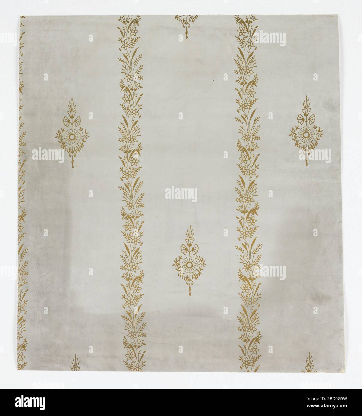 Seitenwand. Einzelnes symmetrisches Motiv mit vier stilisierten, in Form von Gänseblümchen gehaltenen Blumen, drei im Profil gesehen, vertikal sowie horizontal in abgesetzten Säulen wiederholt, die durch vertikale Bänder mit weiteren ähnlichen stilisierten Blumen und Laub getrennt sind; Motive in einfachem linearem Stil; Farbschema Seitenwand Stockfoto