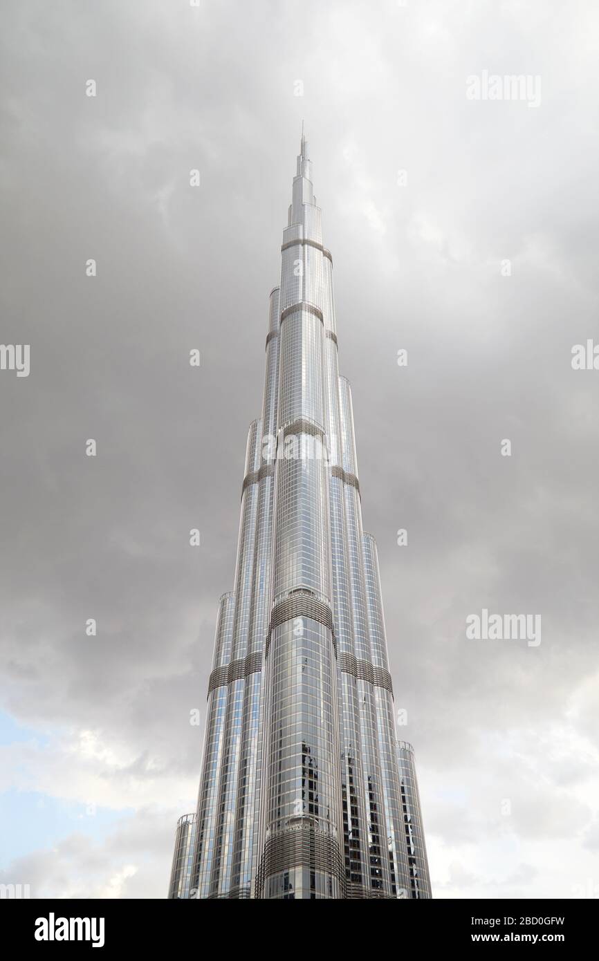 DUBAI, VEREINIGTE ARABISCHE EMIRATE - 21. NOVEMBER 2019: Burj Khalifa-Wolkenkratzer und grautrübe Himmel in Dubai, Vereinigte Arabische Emirate Stockfoto
