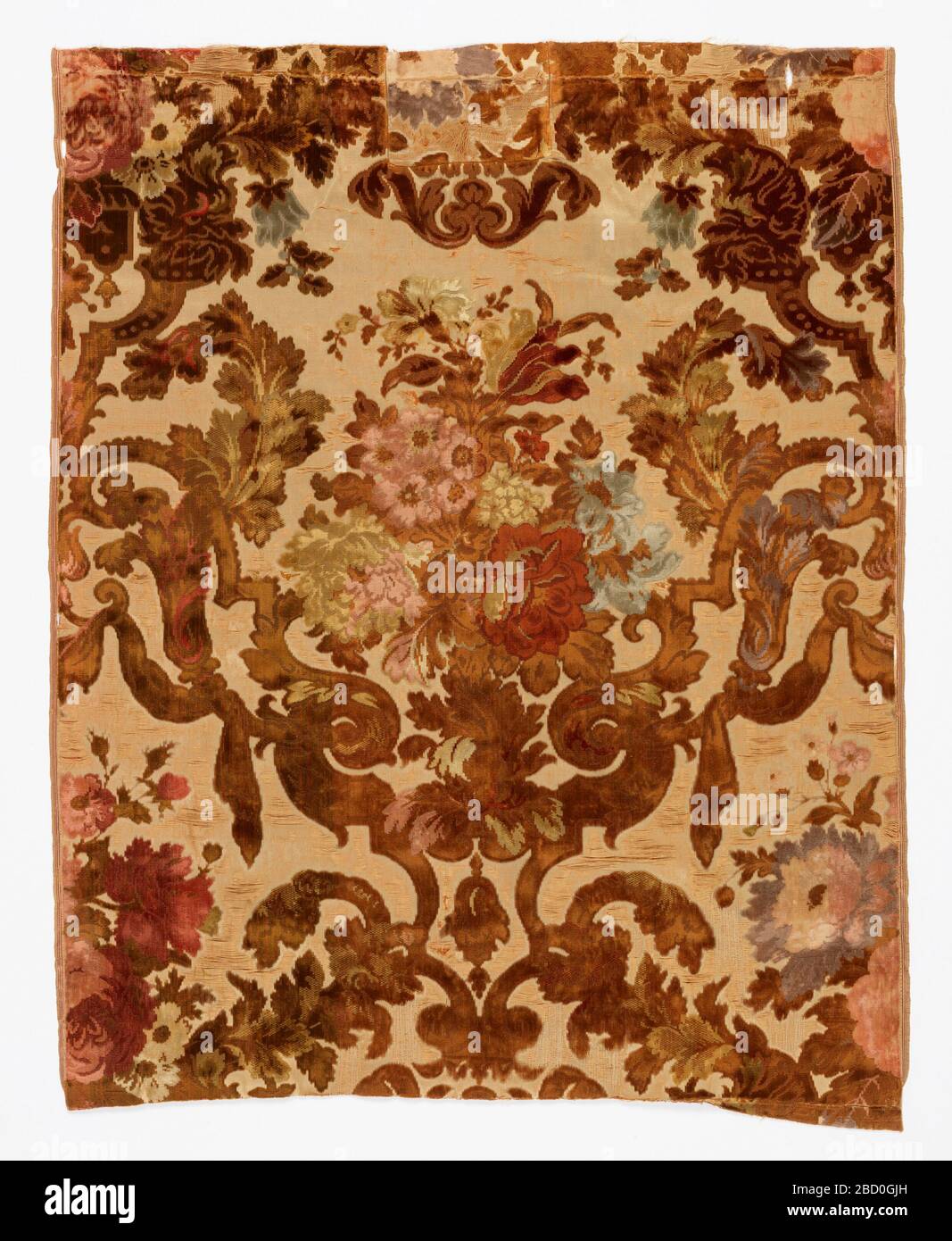 Fragmente. Forschung in ProgressSix Samtfragmenten mit elfenbeinfarbenem Satin-Boden und eingeschnitten und unbeschnittenen Haufen in Braun-, Grün-, Rose- und Rottönen. Große symmetrische Anordnung mit einem Blumenstrauß, umrahmt von Laub, Draperie und Schriftrollen. Fragmente Stockfoto