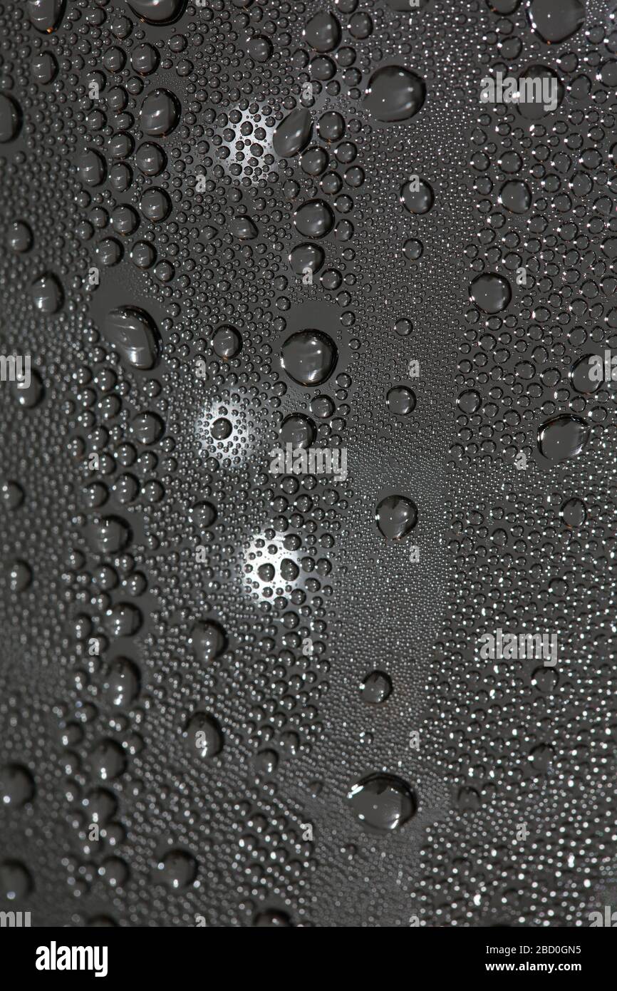 Wassertropfen im Makrohintergrund der Kunststoffflasche hochwertige Ausdrucke Stockfoto