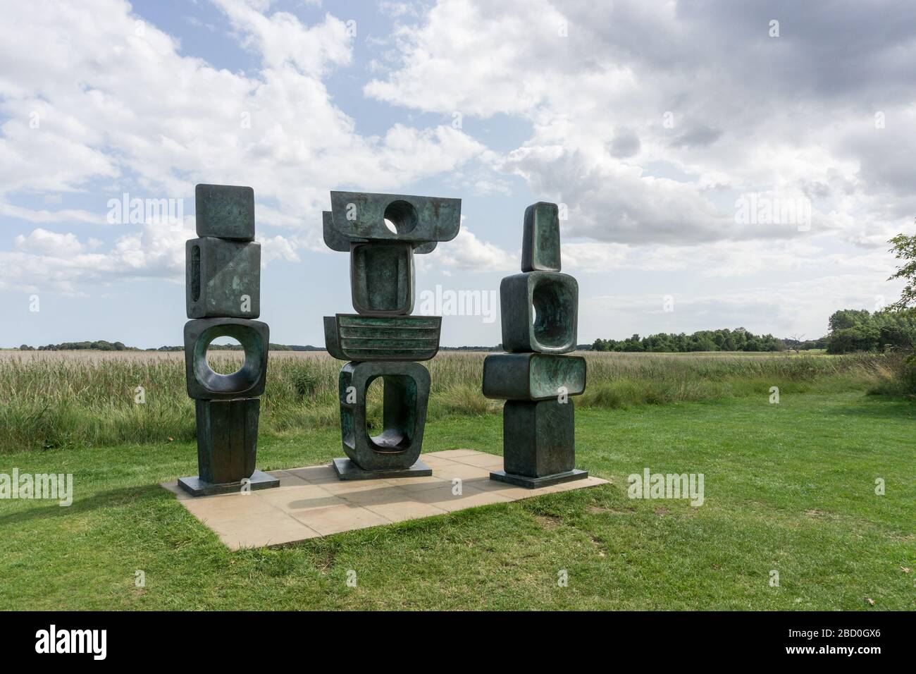 1970 Skulptur 'Familie des Menschen' der Künstlerin Barbara Hepworth auf dem Gelände von Snape Maltings, Suffolk, UK Stockfoto