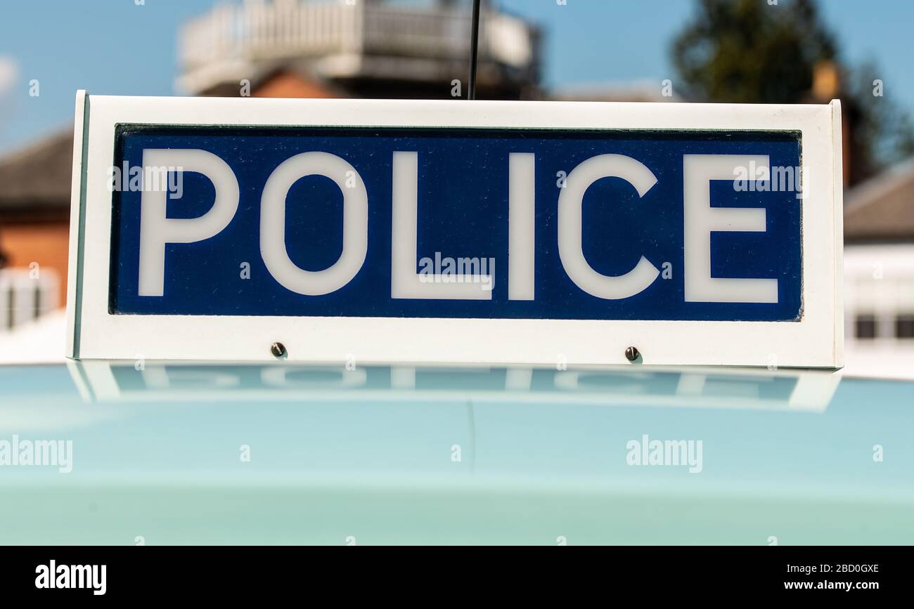 Polizeischild mit blauen Lichtern auf einem Einsatzfahrzeug. Stockfoto