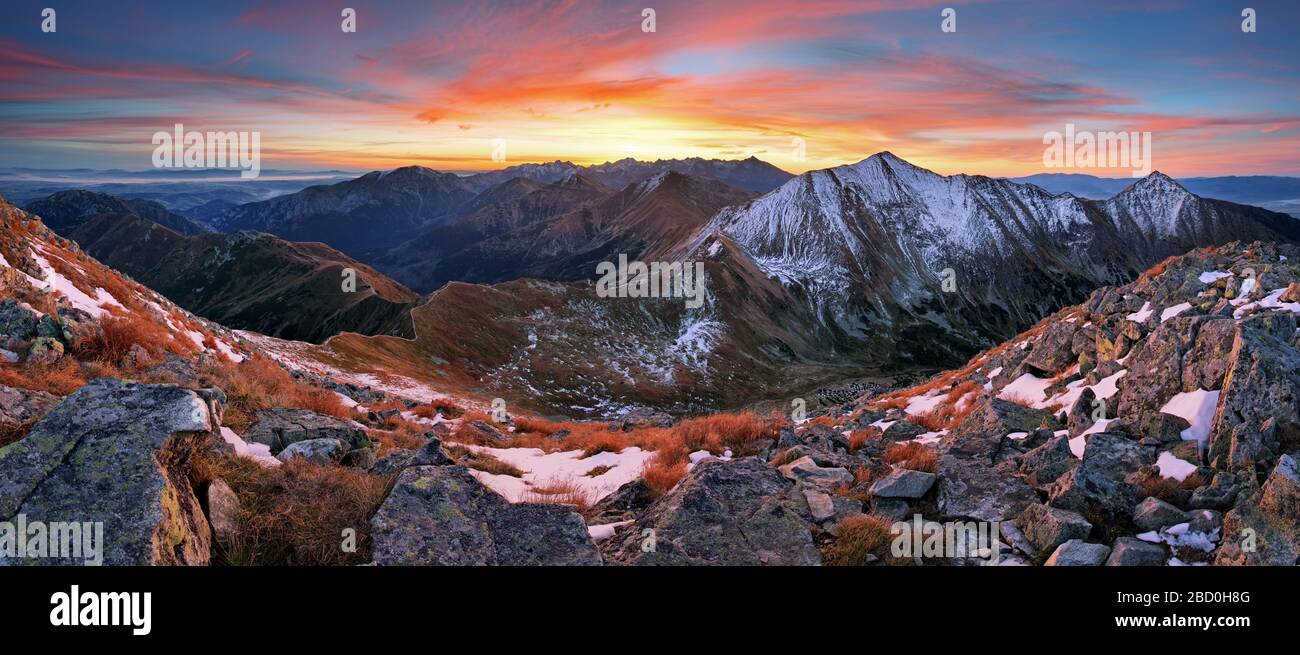 Bunte sunrise Berglandschaft Panorama, Slowakei Stockfoto