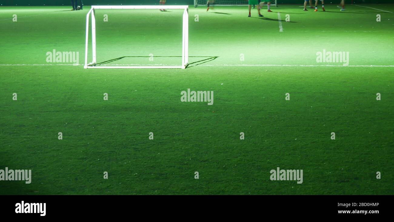 Kleines Fußball- oder Fußballfeld mit dem Goal Post in der Nachtzeit. Stockfoto