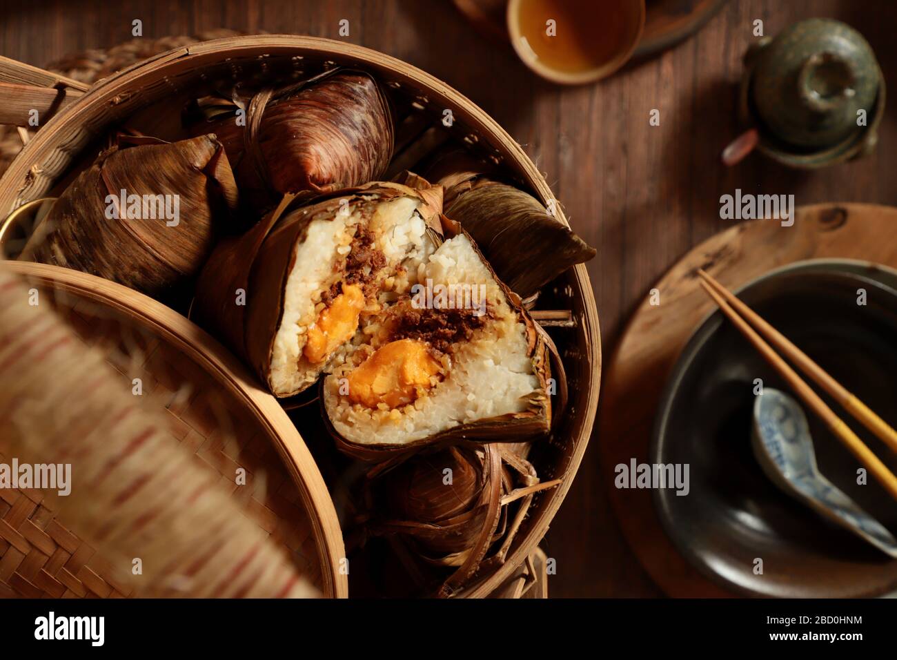 Zongzi. Chinesische gedünstete klejewyje Reis Knödel in Bambusblatt Verpackung Stockfoto