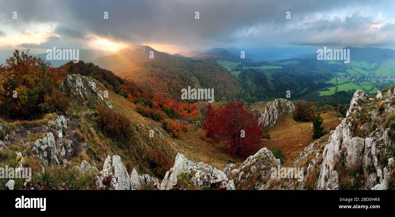 Landschaft mit Wald und Hügel an der Fallen, die Slowakei peak Vapec Stockfoto