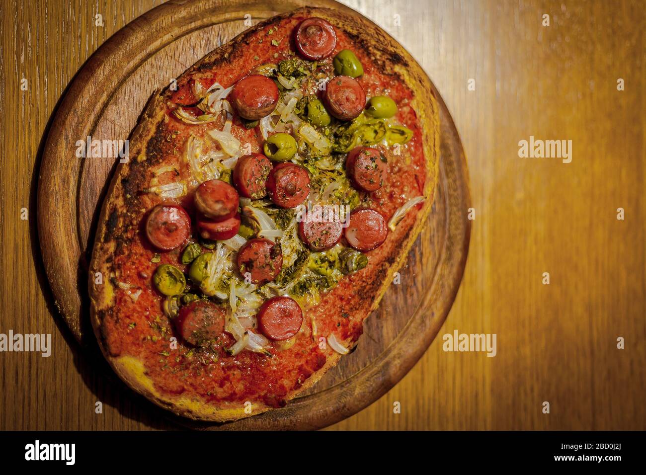 Draufsicht auf Bruschetta mit Oliven, Frankfurtern und Zwiebeln Stockfoto