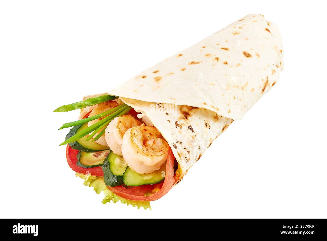 Garnelenrolle oder Shawarma oder Doner isoliert auf weißem Hintergrund. Shawarma mit Tomate, Gurke, Zwiebel, Salat und Garnelen. Fast Food, Isolieren Stockfoto