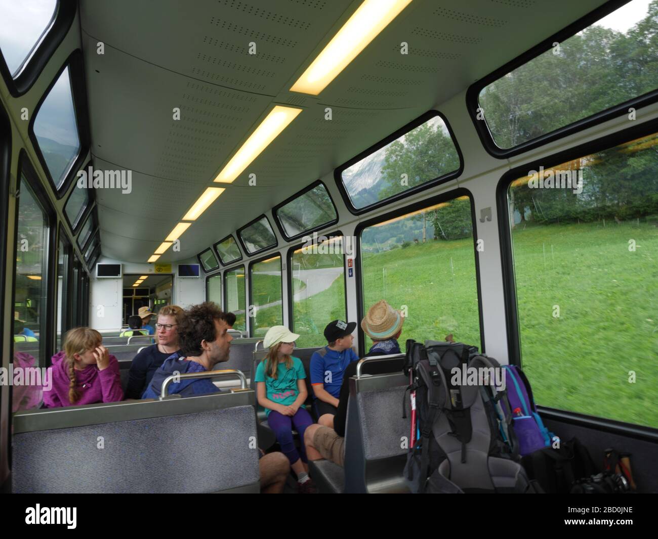 In einem Panorama-Auto auf der Wengeneralpbahn zwischen Grindelwald und kleine Scheidegg, Berner Oberland, Schweiz. Stockfoto