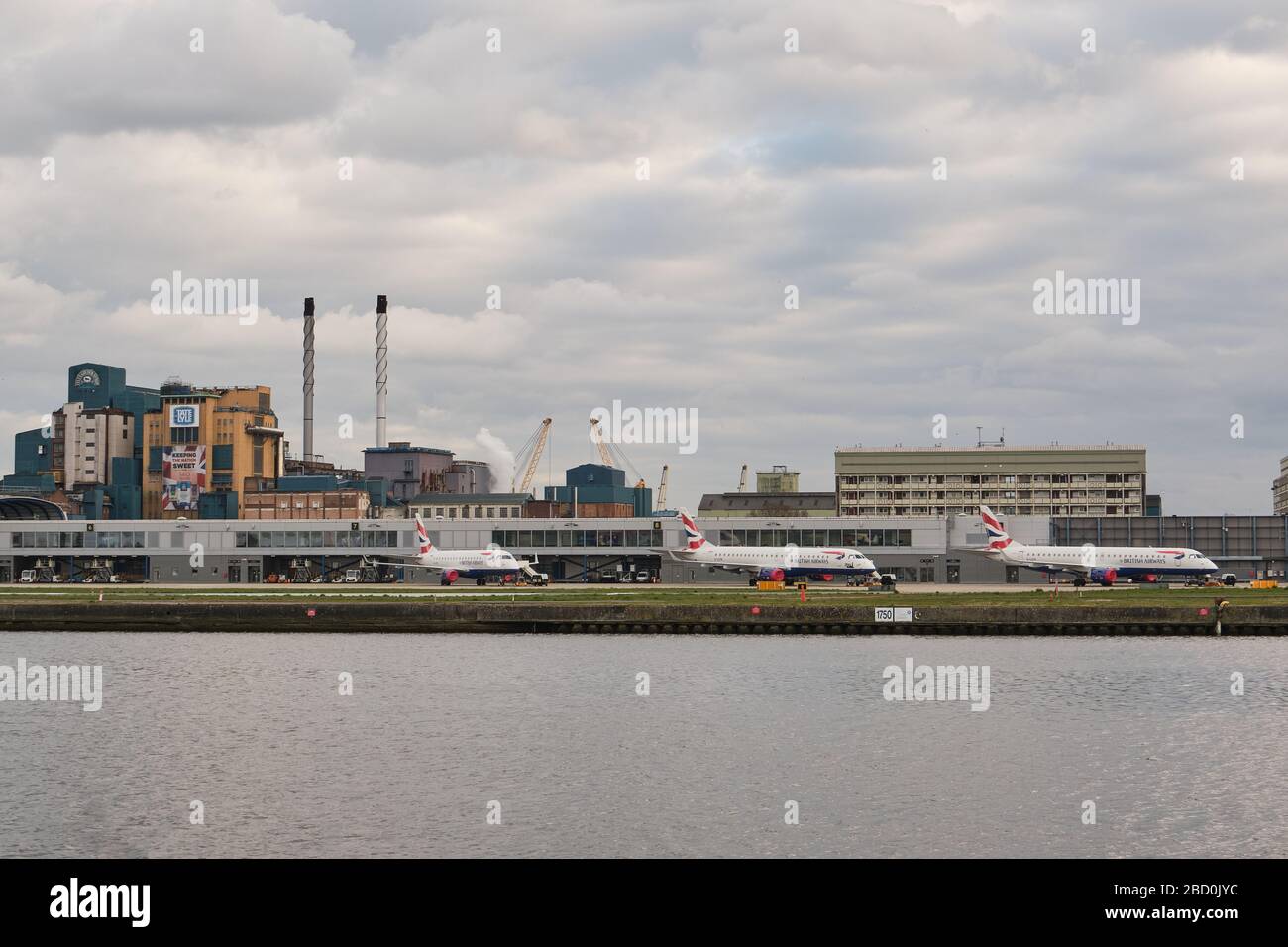 Menschenleerer, leerer London City Airport mit Flugzeugen, die aufgrund der sozialen Einschränkungen der nationalen Regierung bei Reisen, die nicht unbedingt erforderlich sind, auf Grund von Gründen gegründet wurden Stockfoto