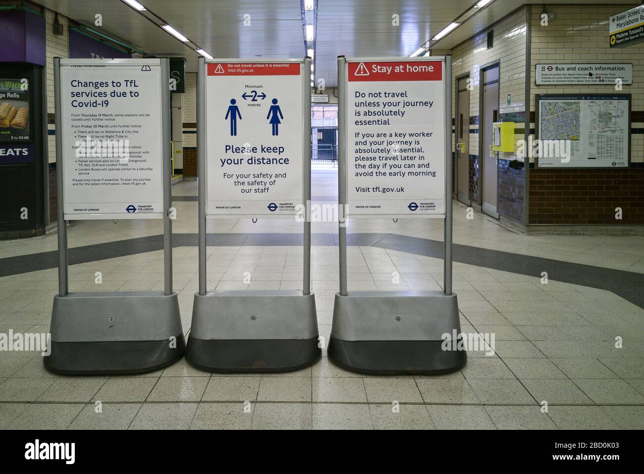 Benachrichtigung an der U-Bahn-Station in London, 2 Meter Abstand zu halten, aufgrund der sozialen Einschränkungen der COVD-19-Nationalregierung bei Nicht-Esse Stockfoto