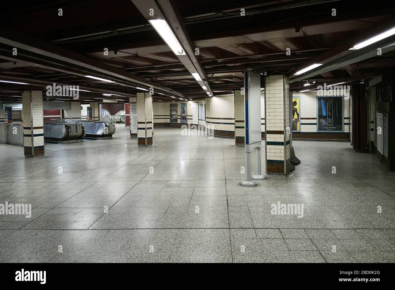 Unverschlagene Stoßzeiten aufgrund von sozialen Einschränkungen der COVD-19-Regierung bei Reisen, die nicht unbedingt erforderlich sind Stockfoto