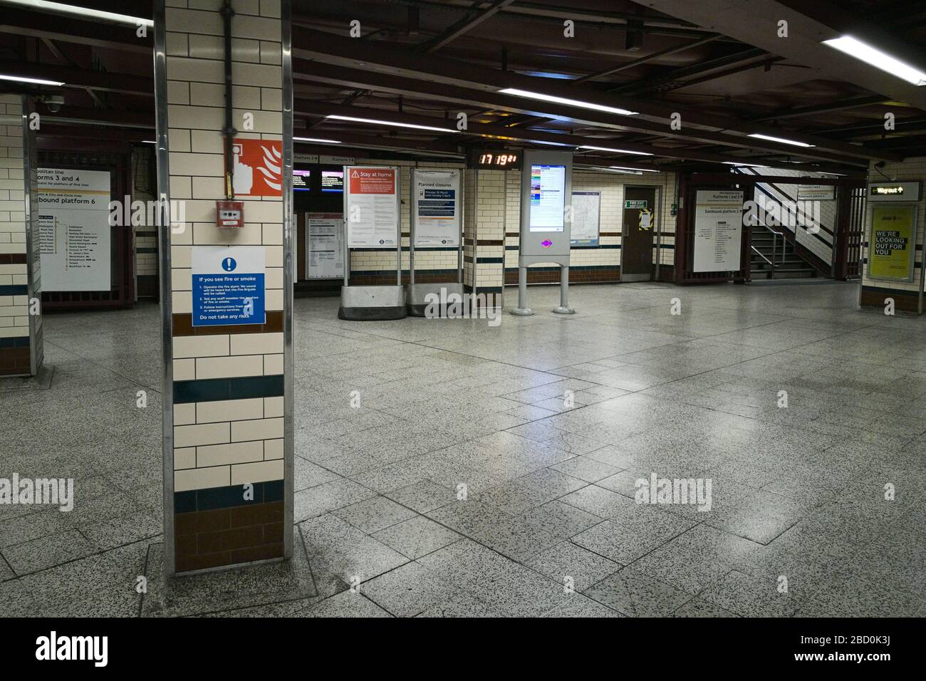 Empy Rush Hour Einlauf und Benachrichtigung an der U-Bahnstation in London zu halten 2 Meter Entfernung aufgrund COVD-19 nationalen Regierung sozialen distan Stockfoto