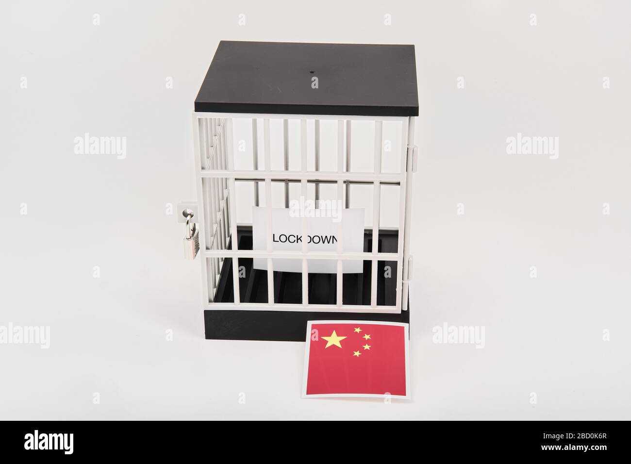 Coronavirus Lockdown Konzept mit Lockdown Schild innen und chinesische Flagge außerhalb vorhängeschloss Gefängnis Stockfoto