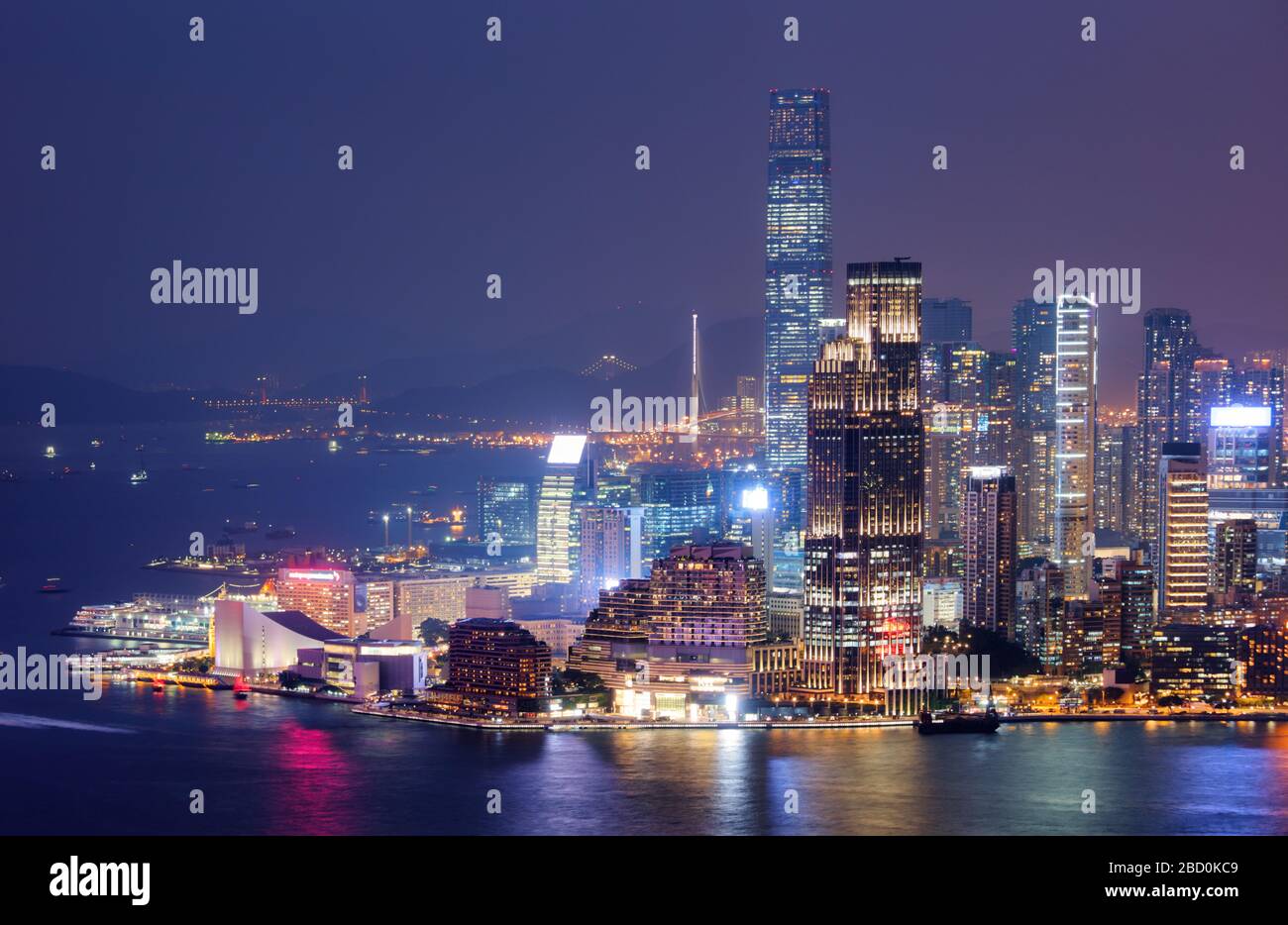 Nachtansicht der Hong Kong Skyline mit Reflexionen am Victoria Harbour Stockfoto