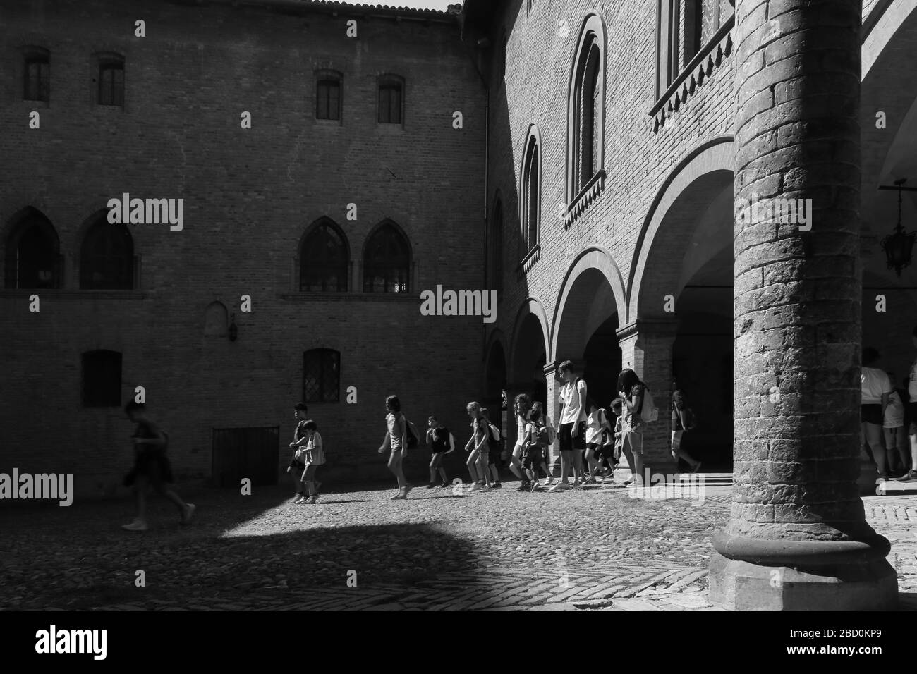 Kinder im Innenhof der Festung Rocca di San Vitale. XV Sek. Fontanellato. Parma. Emilia Romagna. Italien Stockfoto