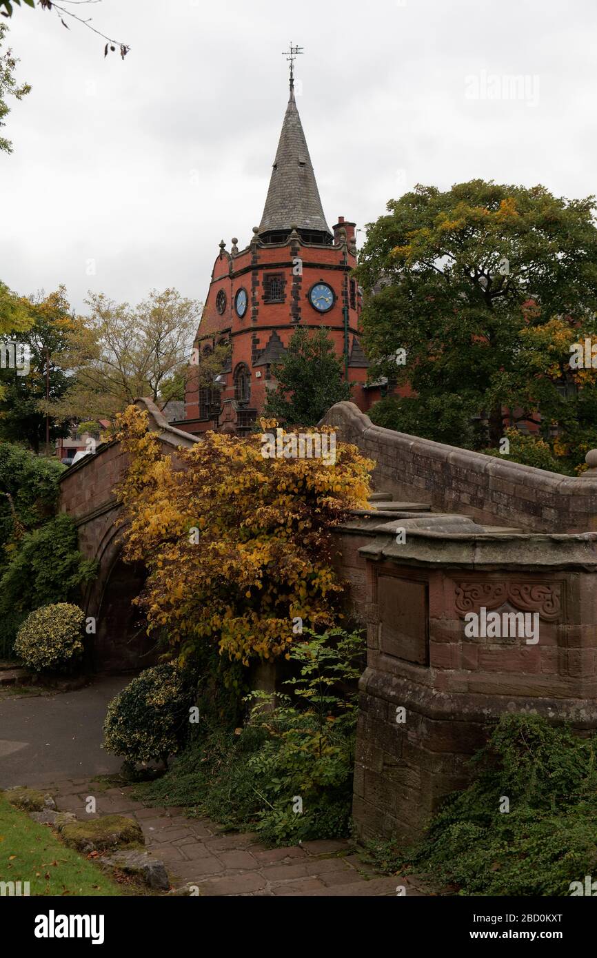 Dell Bridge und das Lyceum in Port Sunlight Dorf, Wirral; das Lyceum wurde ursprünglich als Schule gebaut und wird heute als soziales Zentrum genutzt Stockfoto