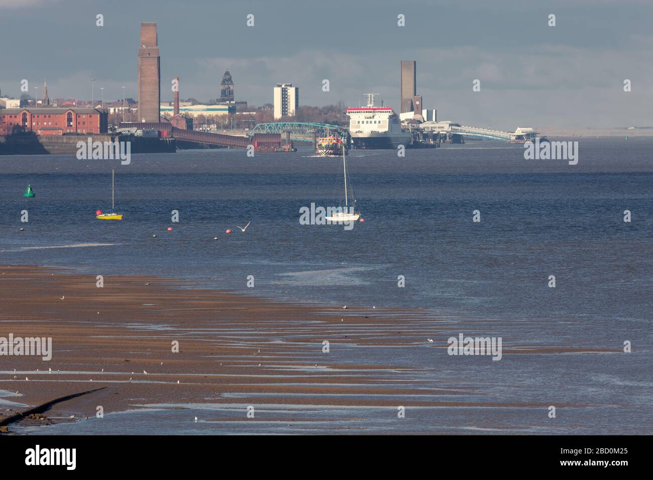 Die Mersey Ferries Snowdrop, Abfahrt vom Woodside Ferry Terminal, Blick vom Port Sunlight River Park Stockfoto