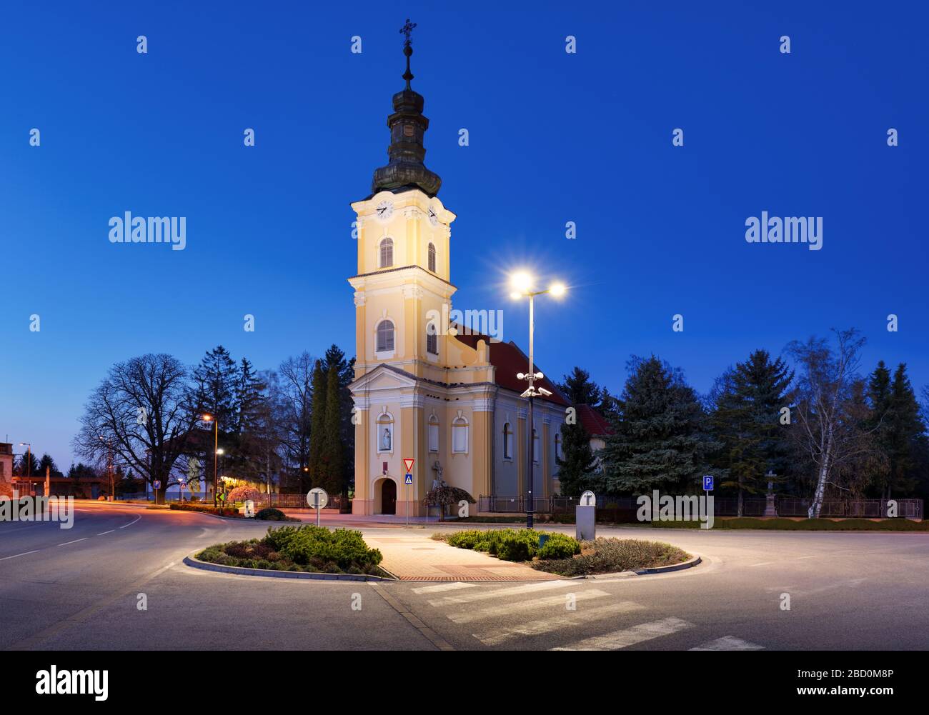 Kirche im Dorf Voderady - Slowakei in der Nacht Stockfoto
