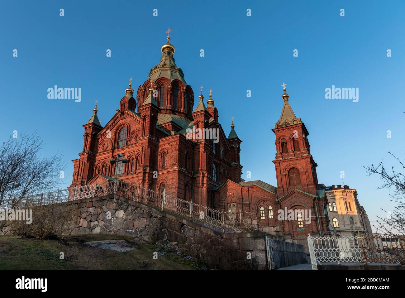 Rote Ziegelkathedrale in der Abendsonne von Helsinki ohne Menschen Stockfoto