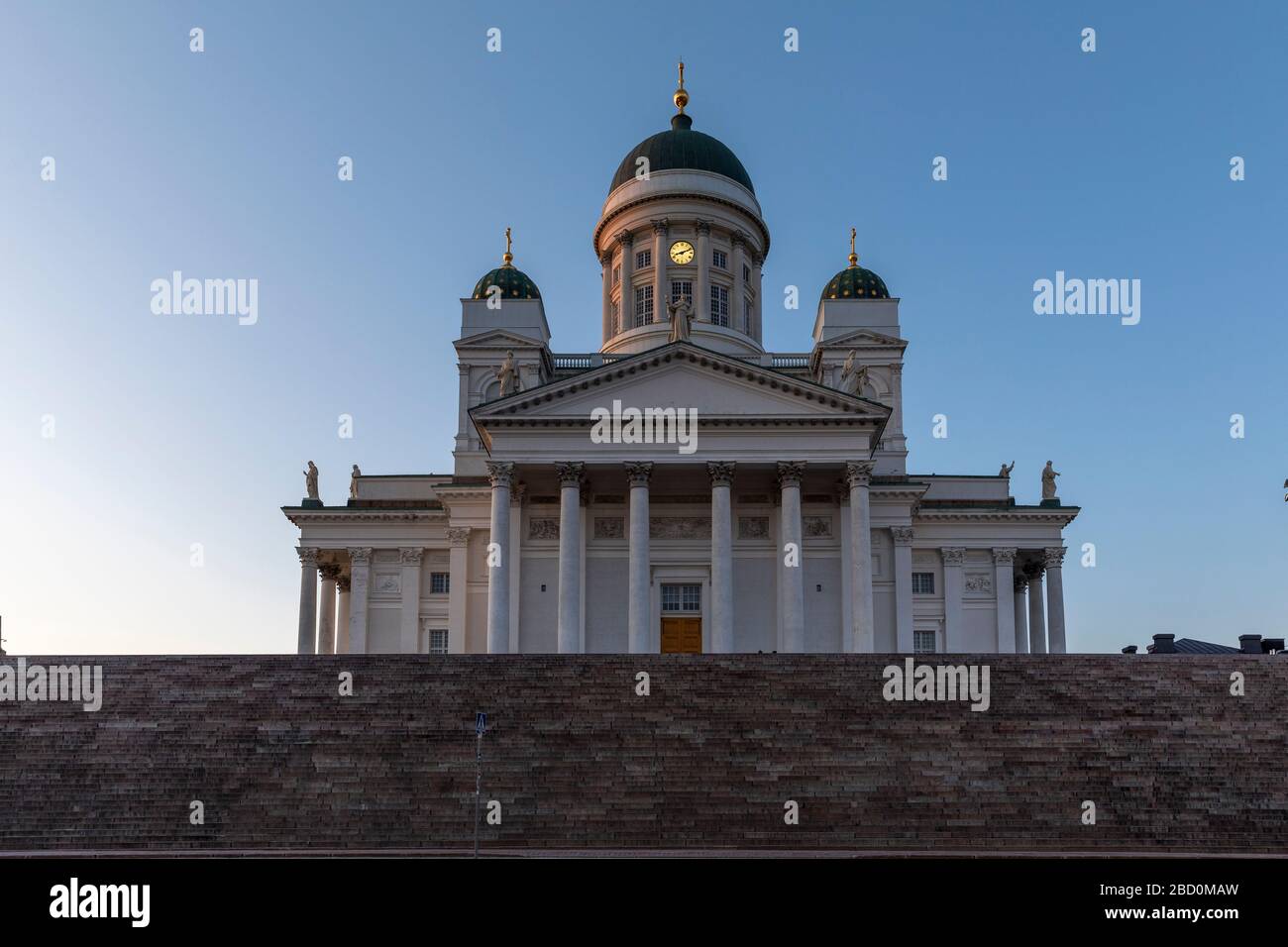 Die Kathedrale von Helsinki ist ein wichtiges Wahrzeichen der finnischen Hauptstadt. Normalerweise ist es von Touristen überfüllt, aber aufgrund der Coronavirus Pandemie jetzt leer. Stockfoto