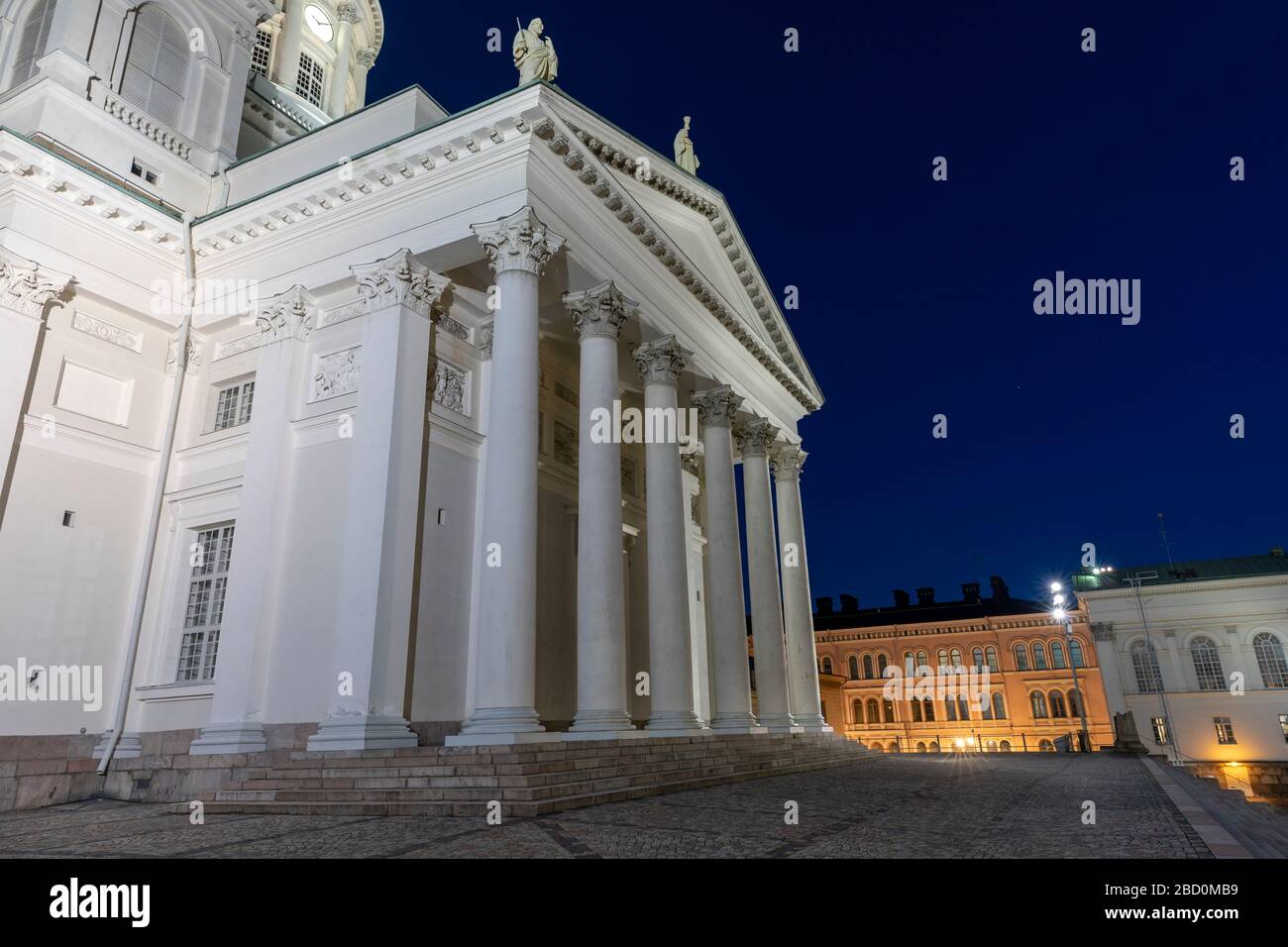 Hauptzugang zur Kathedrale von Helsinki bei Nacht ohne Personen Stockfoto