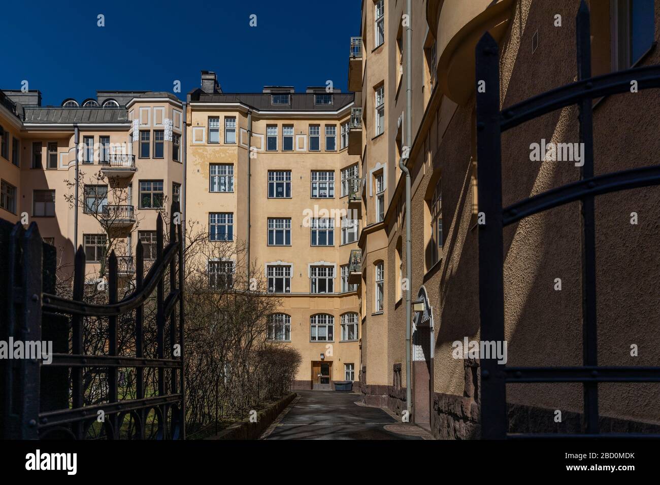 Innenhof von Wohnhäusern in Helsinki ohne Menschen Stockfoto