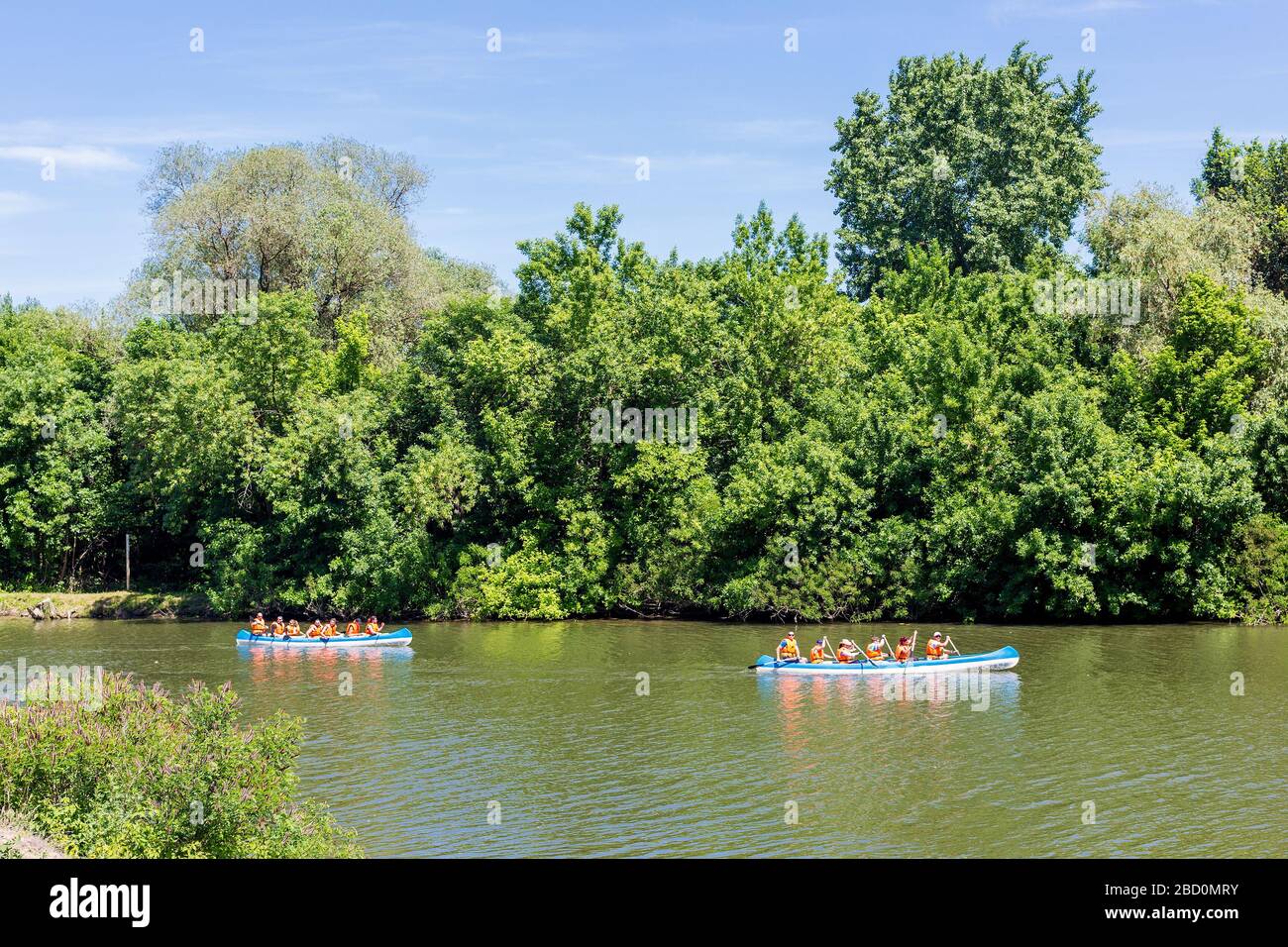 Tokaj, Ungarn - 12. Mai 2018: Gruppe junger Menschen, die auf dem Fluss Theiß Kanufahren Stockfoto