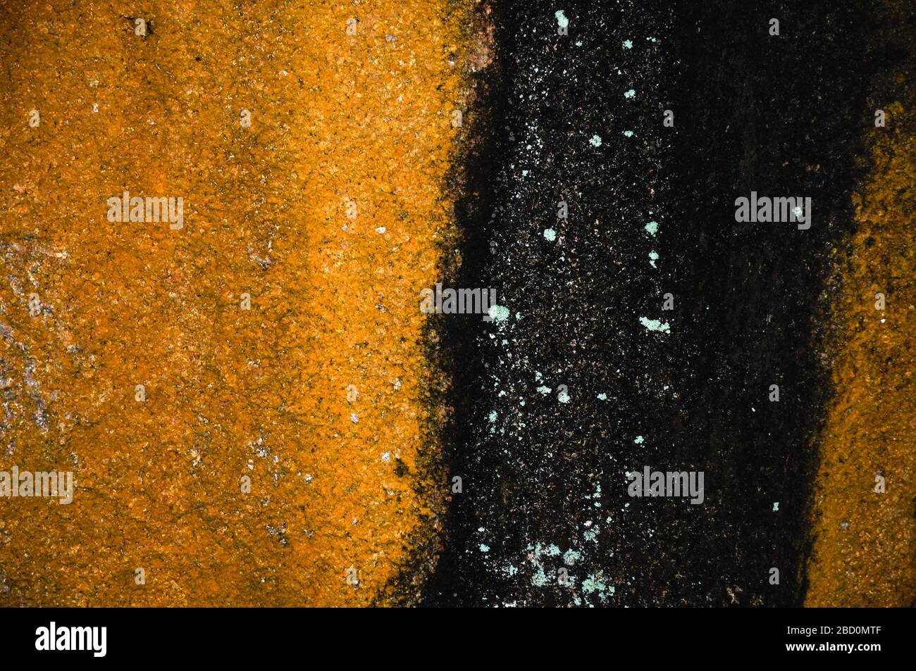 Zwei Farben Felsfläche aus Granit Orange und schwarz glänzend. Stockfoto