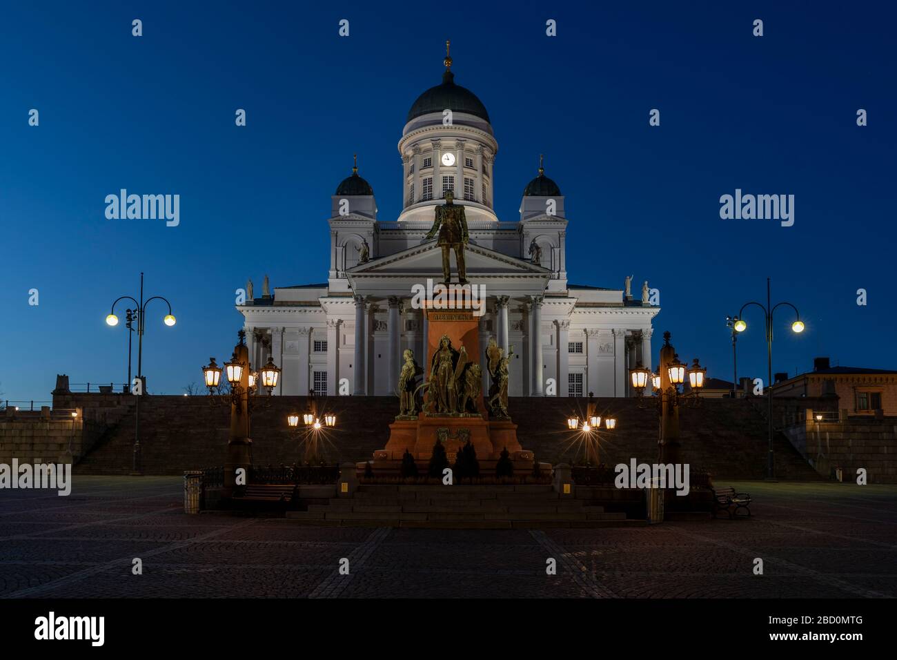 Alexander II. Von Russland ließ die finnischen Menschen unabhängig unter russischem Regime leben, die IS-Statue befindet sich vor der Kathedrale von Helsinki. Stockfoto